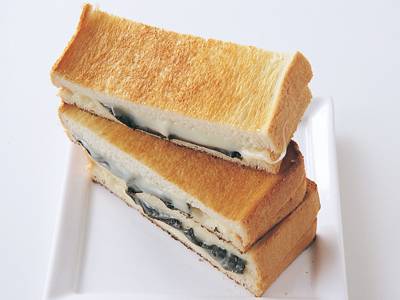 チーズトーストの食べ方で一番好きな、しらす韓国海苔チーズトースト。 『ヒルサイドパントリー代官山』で買った天然酵母のパンにカルピスバター塗ってスライス チーズを贅沢に3枚のせて韓国海苔ちぎってのせて代官山『FOOD & COMPANY』で買った『しらす創り七代目 山利