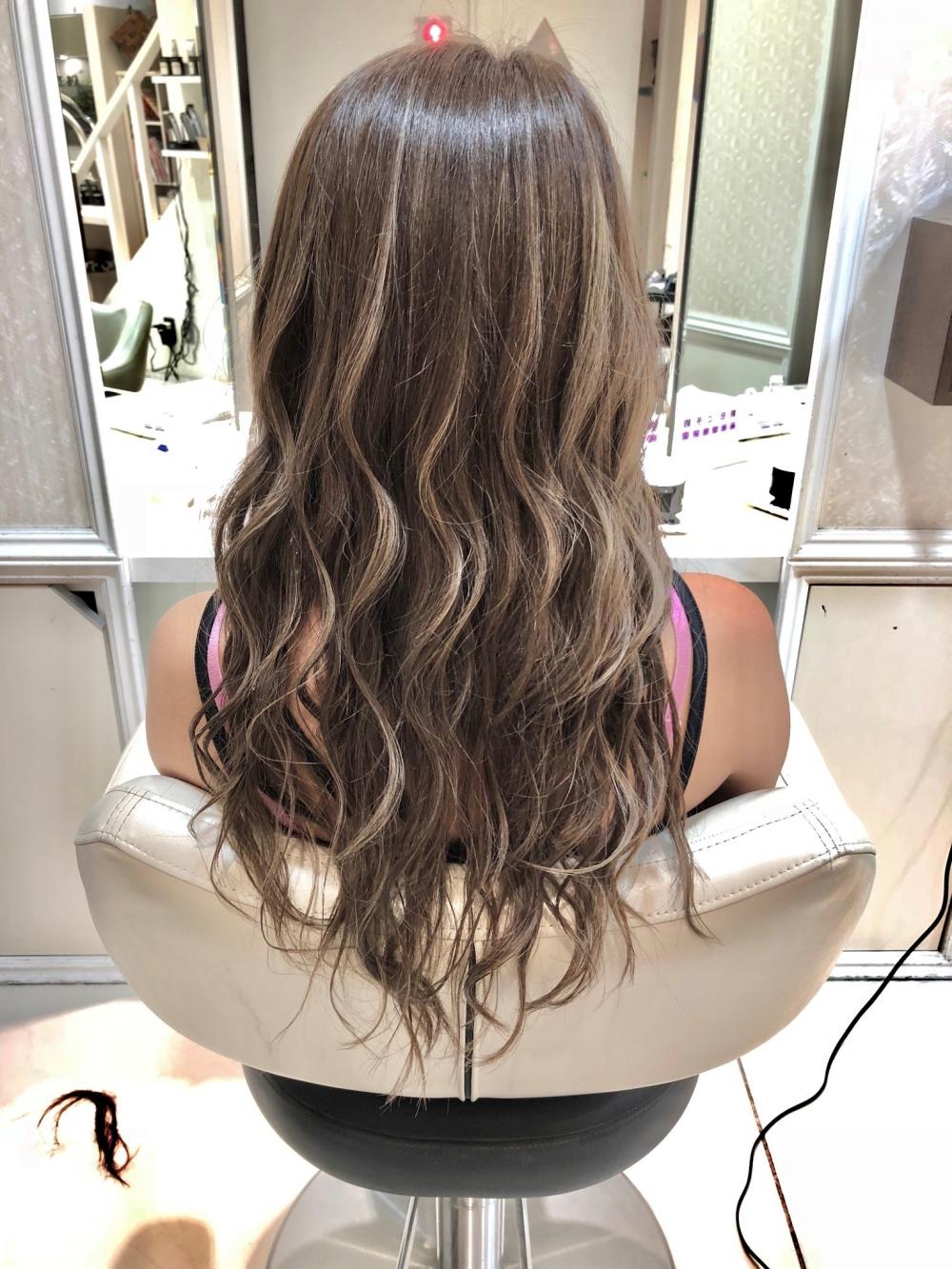 ハイライトカラーミルクティーベージュケアブリーチダブルカラー：L179614184ヨロ 小岩 YOLO のヘアスタイルホットペッパービューティ