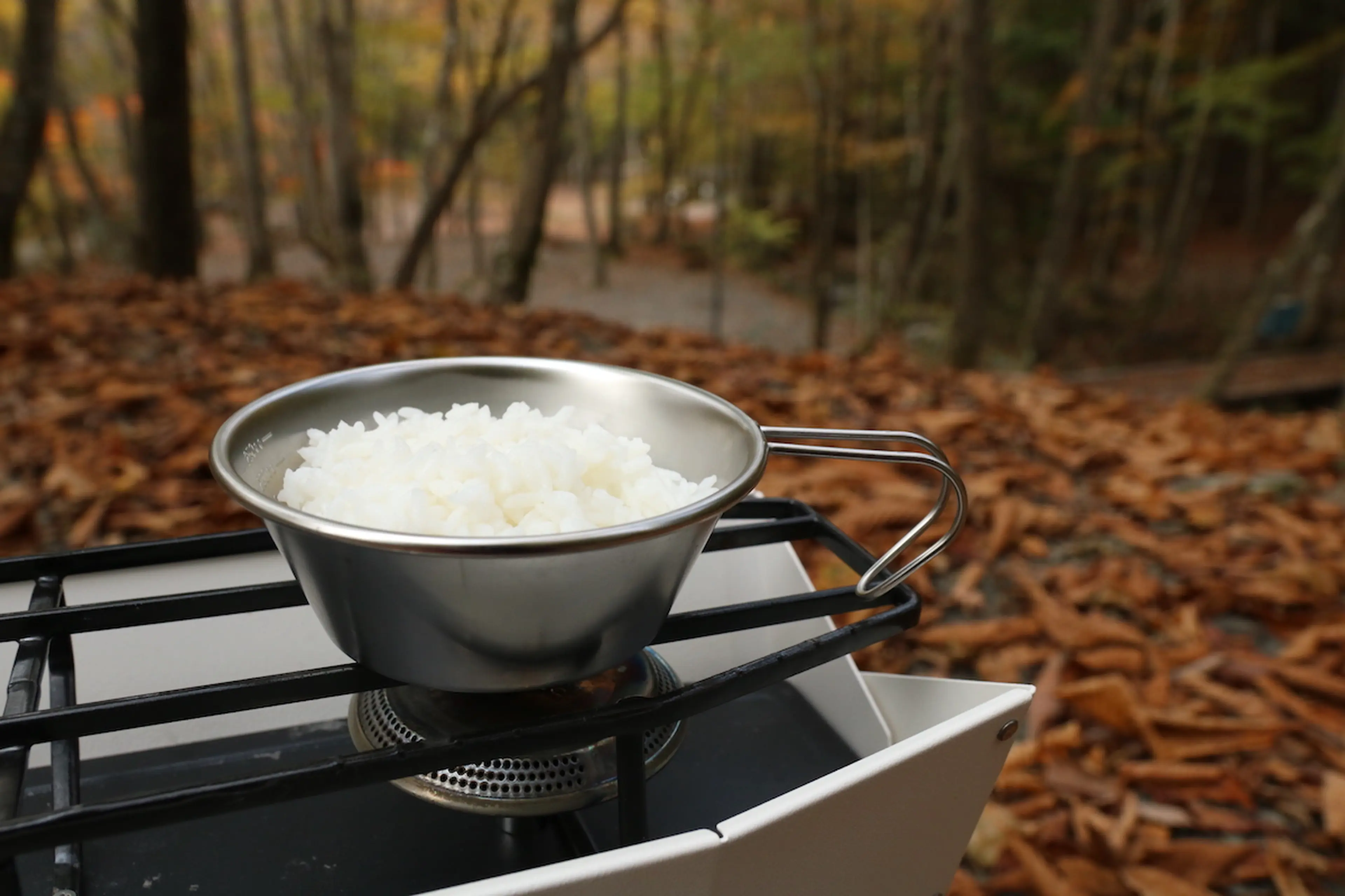 シェラカップ料理固形燃料とシェラカップで、蒸して燻して茹でて呑みます！ キャンプギア