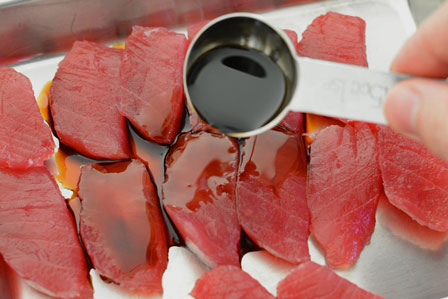 ビンチョウマグロの漬け丼の作り方♪お安いマグロが絶品に！タレに漬けてすぐ食べられます