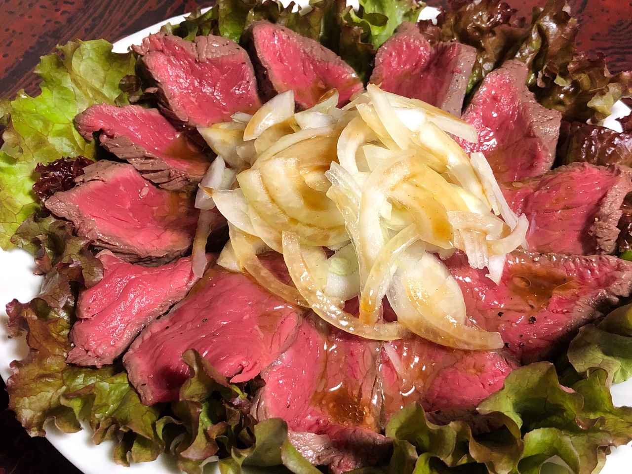 ローストビーフのおしゃれな盛り付け方！基本のコツも薔薇の花も