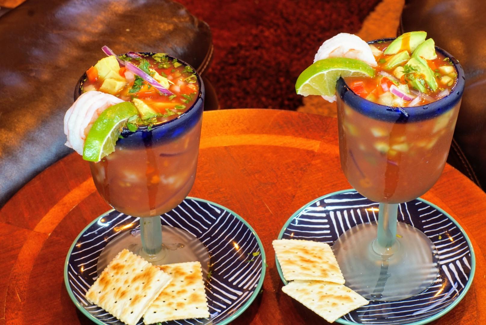 カクテルやモクテルをアップグレードさせるガーニッシュの作り方 Part 2 A easy way to make an orange garnish.Here is quick and easy idea for garnishing cocktails with citrus peels.Cheers!garnishgamecocktailsathomecocktailgarnishweekendparty