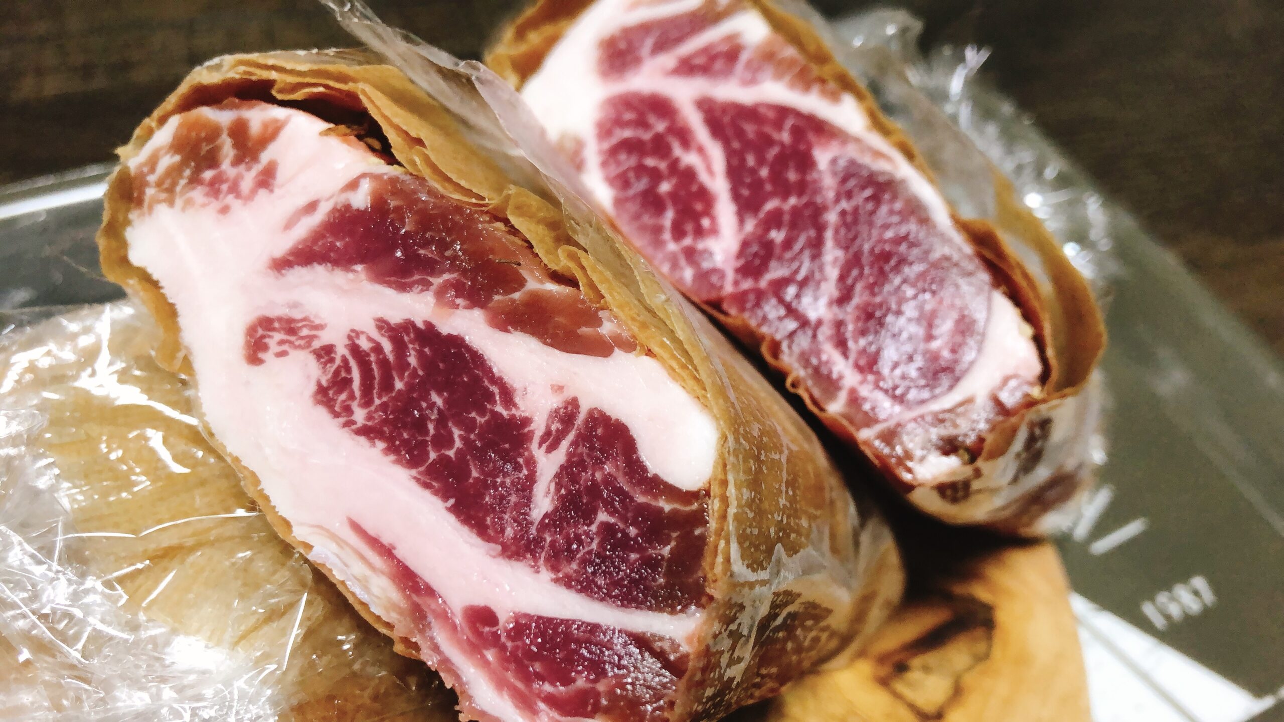 まるで自家製パンチェッタ。保存できる「塩漬け肉」の作り方と食べ方