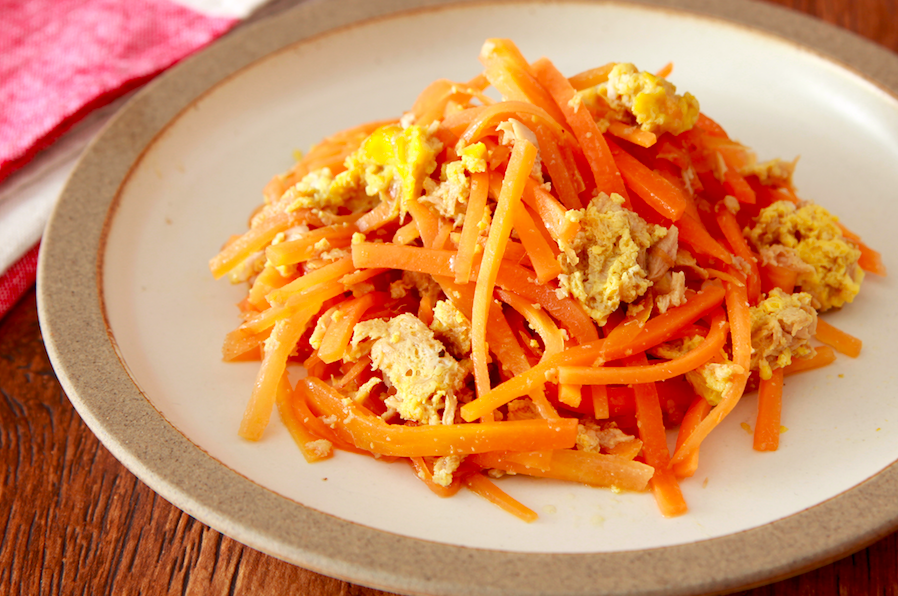 ただレンジでチンして和えるだけ超簡単！お弁当にももう一品にも！『にんじんのゴマ和え』の作り方 - てぬキッチン