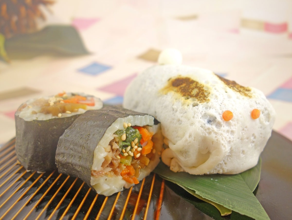 うどん県にはうどんを使ったさまざまな商品があります😊 茹でたうどんにホットケーキミックスを塗して束ねたうどんをねじってドーナツ風にして揚げた『う・どーなつ』揚げたてにグラニュー糖を塗して完成‼️です♪ うどんのほどよいしょっぱさとグラニュー糖の甘さがまた