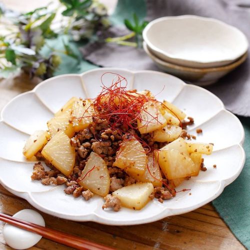 ホットクックで大根と挽肉の煮物 作りました♪ 材料 大根と人参合わせて500㌘ 合挽肉250㌘ めんつゆ 大6 水 大3 生姜ﾁｭｰﾌﾞ 小2混ぜ技ユニット有 242番 大根とひき肉でとろ～り煮物ｺｰｽ スイッチオン👆 35分 蓋開けて片栗粉で とろみつけて完成👏 大根ちょうどよく味がし