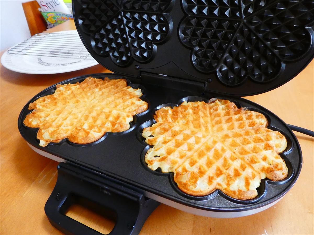 FUGLEN ASAKUSA⁡ ノルウェーの定番朝ごはん ノルウェーワッフルを浅草で𖠚𖡼 ⁡ ❀ノルウェーワッフル 440円 追加トッピング❀アイス210円 ❀キャラメルソース110円 ❀ブラウンチーズ、サワークリームジャム 650円 ※提供時間9：00～18：00 ⁡カリッともっちりとした