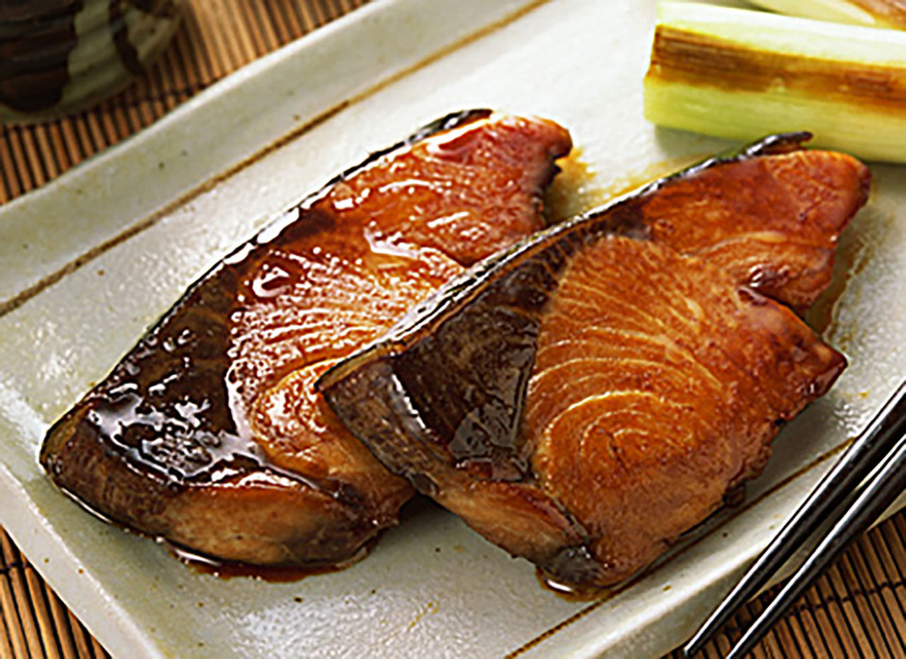 ariko shima miyajima本日はぶりの照り焼き定食。照り焼きはフライパンで作るのが簡単。副菜はいんげんの生姜醤油、菜の花 なぜかお値打ちコーナーに の辛子和え、にんじんとりんごのピーナッツバター味噌和え。汁物代わりに鳥豆腐。ぶりの照り焼きぶりの照り