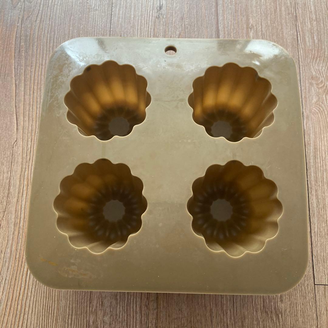 ダイソーにカヌレの型が売ってたので早速作ってみたケイチェルおじ