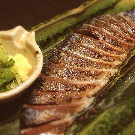 炙りしめ鯖を美しく 65 Maquereaux Marinés au Vinaigre de CidrePurée de Chou-Fleurà la Bonite