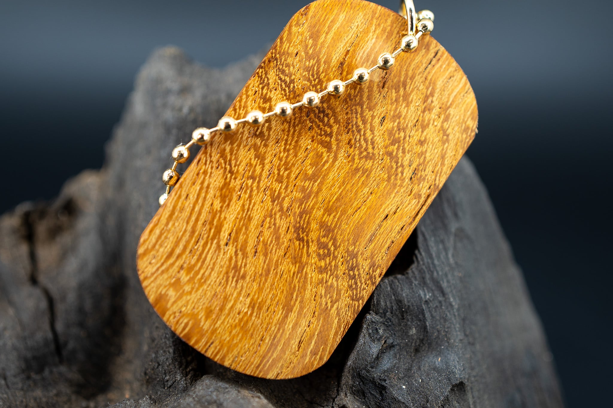 鳶に油揚げを攫われる」の使い方や意味、例文や類義語を徹底解説！「言葉の手帳」様々なジャンルの言葉や用語の意味や使い方、類義語や例文まで徹底解説します