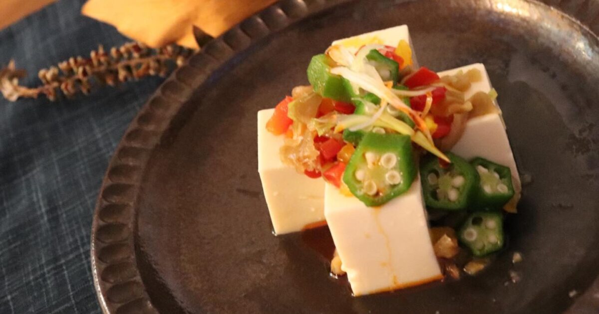 栗原はるみ編集部です。 「はるみノート」会員向けの限定動画が公開となりました！ 今回は、「自分のために、ひとりごはん。」の撮影舞台裏動画です。野菜が食べられる玉ねぎドレッシングや、楽しく作るひとり飲みのおつまみ、自分や誰かのためにつけておく、２種の