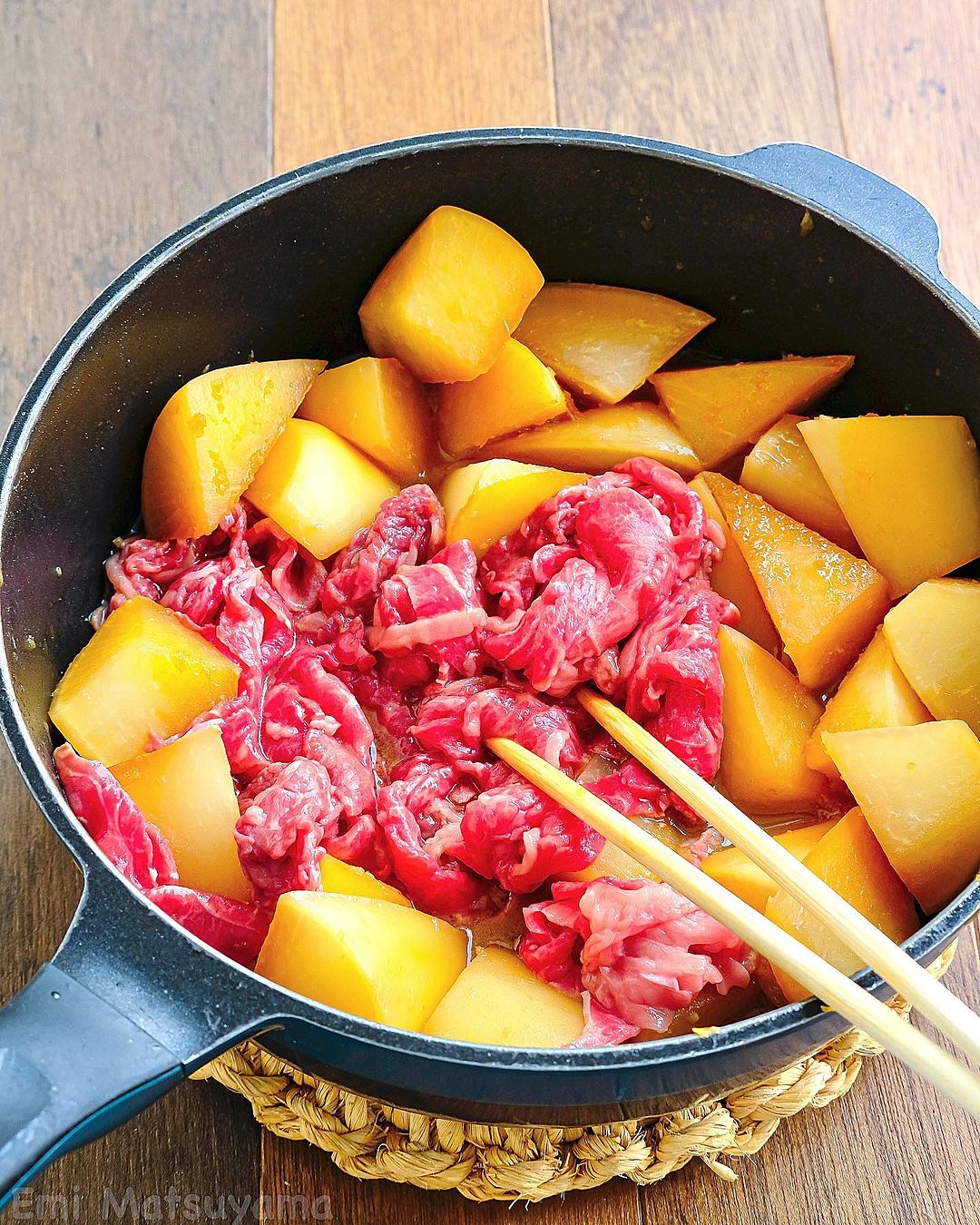 ごまの風味が決めて！韓国風ピリ辛大根と牛肉の煮物