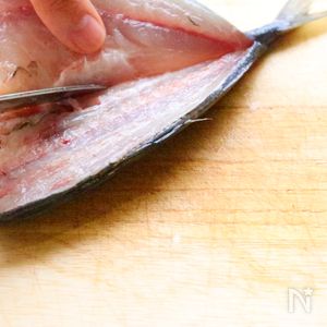 アジフライ用のさばき方 数万匹捌いてきた鯵専門店が初心者でもわかるように解説。簡単です - YouTube