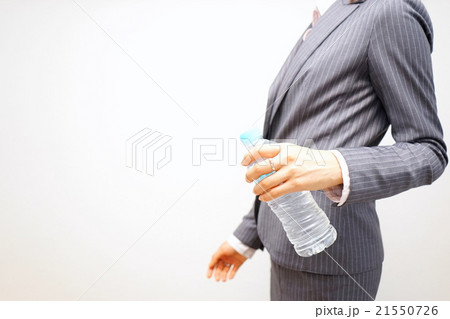 わたし結構水筒持ち歩く系の女なのですが 海外でもマイボトルはあると便利😀 中身はキンキンに冷えたあんまーいレモンティー🍋日本では、いつもホットのごぼう茶とかお気に入りのハーブティーを入れています🌿 最近飲んでるめちゃくちゃお気に入りのハーブティーがあるの