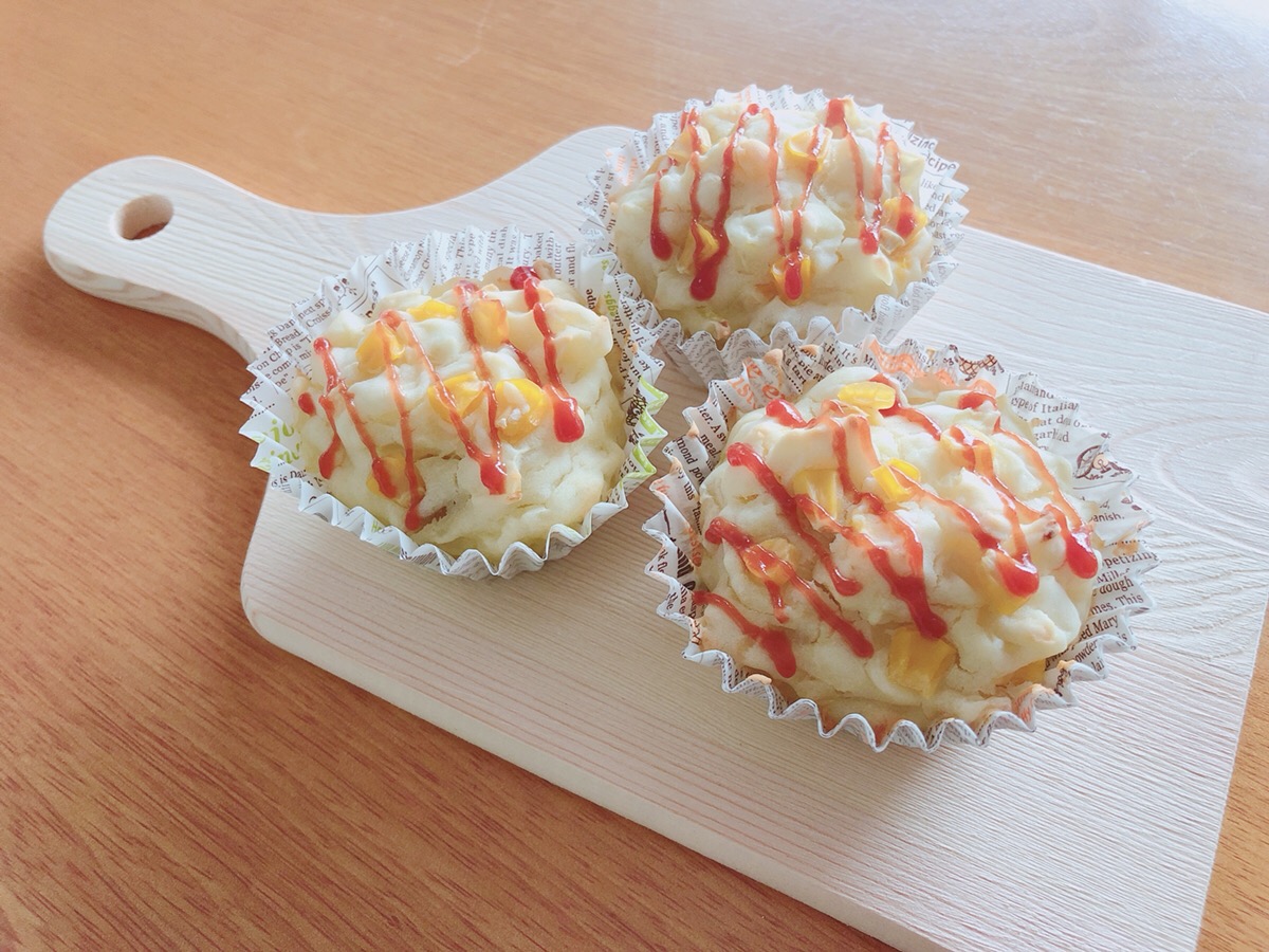 焼くまで10分！おかずにおやつに, 『とうもろこし米粉マフィン』レシピ, 他レシピ→ @mariko_lifestyle , ︎𓎩いいね&保存&フォローありがとうございます𓎪, とても励みになります𓈒𓏸𓐍コメントも嬉しいです𓇢 𓆸,旬のとうもろこしを使ったお食事米粉マフィン。チーズの入った生地は、おかず、おやつどちらにも。こどもたちのお気に入りマフィンです。混ぜて焼くだけなので、朝からでも簡単