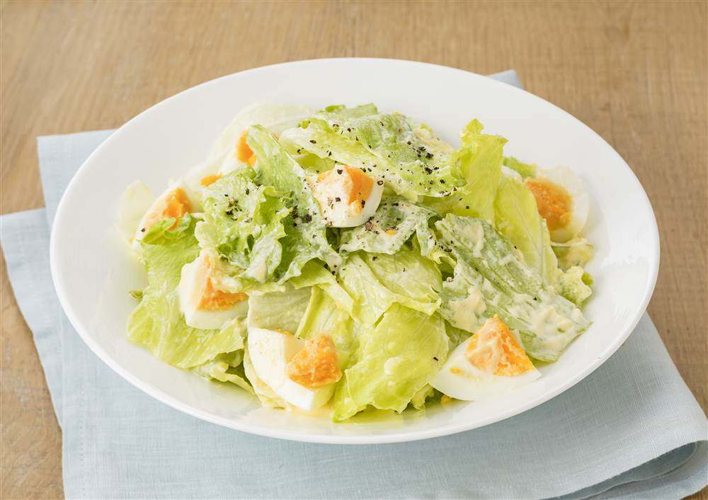 コク旨♪照り照り♪ご飯が進むガッツリおかず🥢甘辛い味付けに オイスターソースでコク！ ごま油とにんにくで香りをプラス♪ 温泉卵を絡めながらいただくてりっとした鶏肉はご飯が モリモリ進みます🍚✨ 片栗粉をまぶして低温から焼いた 鶏むね肉はしっとら柔らかい