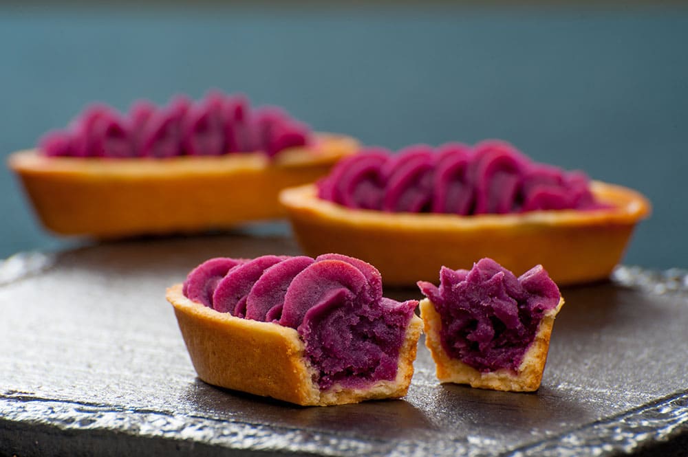 9月もあと少し！そろそろお芋が食べたくなる季節がやってきますね～🍠🍠 今日は、秋におすすめしたい御菓子御殿のお菓子を紹介🍁元祖紅いもタルト沖縄県産紅いも100%で作られたペーストと、独自の配合で焼き上げたタルト生地の絶妙な組み合わせです。 ぜひ秋のおやつに