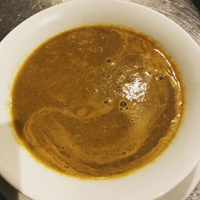 皮ごと焼き上げ、スープを注いだ「スープドポワソン」 - 梅田経済新聞