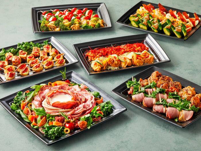 オードブル✨ 北タイの名物料理の盛り合わせ✨ 丸いお皿に盛り付けてあるお店が多いのだけど、 このお店はあえて四角いお皿を使っていました一皿で何度も美味しい😋 チェンマイに来たら注文してください 「オードブル」で通じますよ👍チェンマイで食べた美味しい料理