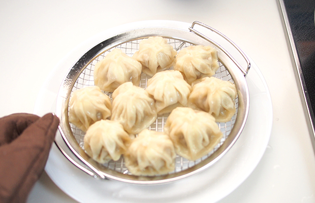 蒸し器で本格的に！ 餃子の皮で小籠包