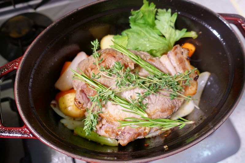 豚肩ロースとじゃがいもで最強に美味しいストウブ料理！ « すごはんたのしごと