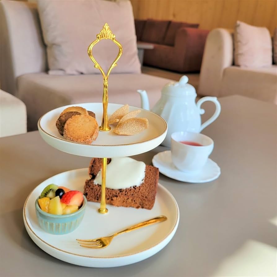 Two Tier Strawberry Drip Cake With Macarons - 英国産赤い果実とマカロンの2段ドリップケーキ —CouCou Natsuha