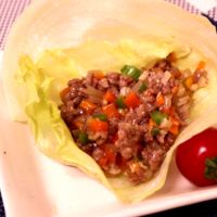 肉そぼろのレタス包みいい味、いい笑顔 コーミ株式会社