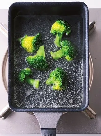 お弁当作りで一番大事なこと、それは「毎朝作り続けられること」。使うのは卵焼き器ひとつ。おかずは3品で使う食材も3つだけ！ ワンパターン弁当なら毎朝作れる！料理書籍『藤井弁当』発売株式会社 学研ホールディングスのプレスリリース