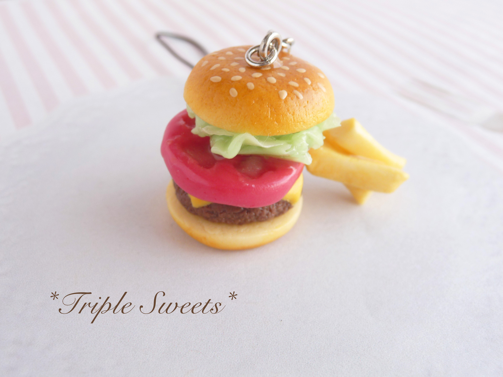 ドムドムハンバーガーお守りアクリルキーホルダー オンラインショップでも販売するぞう🏅 ☆デザイン全5種のランダムグッズです販売開始 2月14日 金 午前８時 ドムドムオンラインショップ🐘 https:domdom1970.comドムドムドムドムバーガーどむぞうくん