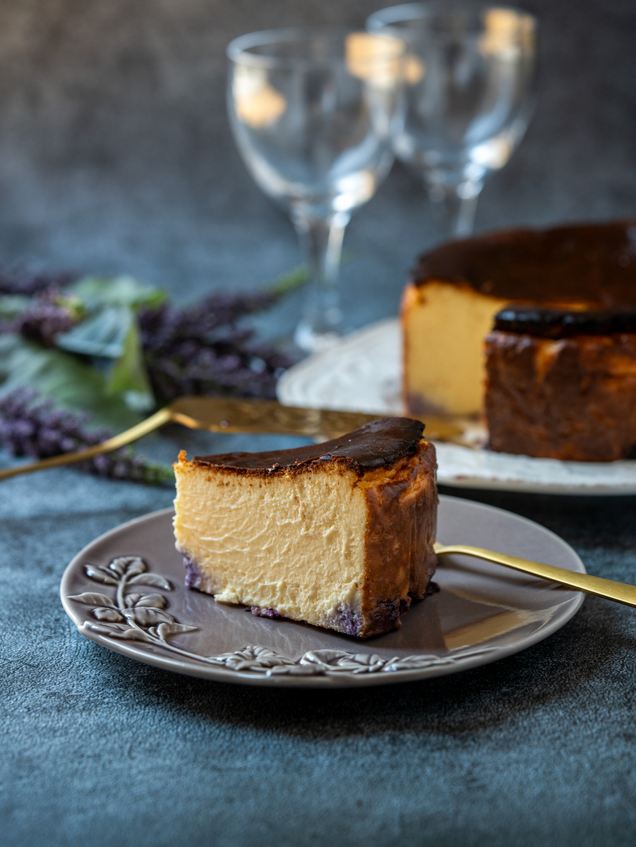 レシピあり , 混ぜて焼くだけ簡単, バスクチーズケーキ♥️, 甘さと苦味が絶妙♡♡, 材料, 1台分 15cm丸型 , ・クリームチーズ300g, ・溶き卵Mサイズ 2個, ・グラニュー糖 50g, ・生クリーム 200ml, ・薄力粉 大さじ1, 作り方, 準備.,クリームチーズは常温に戻す。 少しレンジをかけて柔らかくしてもよい