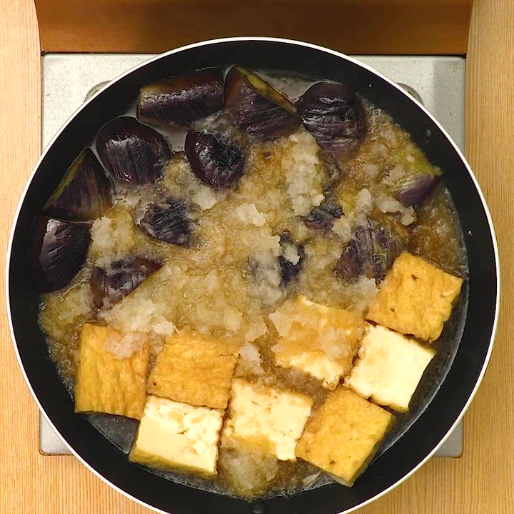 スワイプレシピ付き ⋆⸜ 鶏となすのみぞれ煮 ⸝⋆ 難易度 ≀ ◷15分 ⋈・。・。⋈・。・。⋈ ・。・。⋈ ・。・。⋈作ってみたい人！美味しそうだと思った人！ コメント欄に 🙋‍♀️ で教えてください！🙋‍♀️:「はーい」の予測変換で出ます