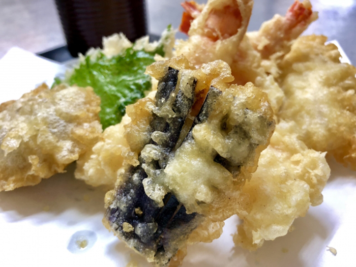 六角橋付近で食べた上げ忘れごはんを、どどんとアップ😘ひっそりと、好きな順に並んでます㊙️ 画像1-5.東白楽駅前の天ぷら酒場「からり」六角橋にもあるけど、東白楽店はカウンター席のいこごちが良くてお気に入り💕1 枚目の画像は野菜天盛りのバーニャカウダー風