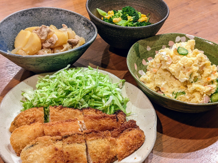 おはようございます☀まごわやさしい 達成献立👏 ◉生姜焼き ◉ポテトサラダ ◉ほうれん草とツナとコーンの和え物◉キャベツとしめじと人参のお味噌汁 ◉サラダ ◉雑穀米 ◉苺 3ヶ月間アンバサダーを務めnishi.ralの自然の味シリーズでまごわやさしい 献立🥢どれも