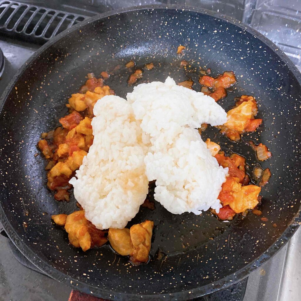 至高を越えたオムライス。 料理のお兄さんリュウジさんのレシピ。いつもお世話になってます。 ケチャップ不使用、トマト缶の旨味をベースに構築されたオトナ味 オムライス。お店の味でめちゃんこオイシイ。ハンバーグや唐揚げトッピングしたくなる。 ソースが汁気を含ん