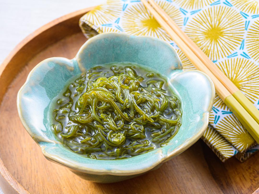 今回は「めかぶ」を使ったレシピを紹介します✨めかぶとトマトの中華スープ▽材料 ○生姜風味めかぶ野沢菜 70g ○水 2カップ ○トマト 1個○卵 1個 ・鶏ガラスープの素 小さじ１ ・醤油 大さじ１ ・白ごま 適量 ・塩コショウ 適量 ▽作り方 ①卵は溶きほぐし