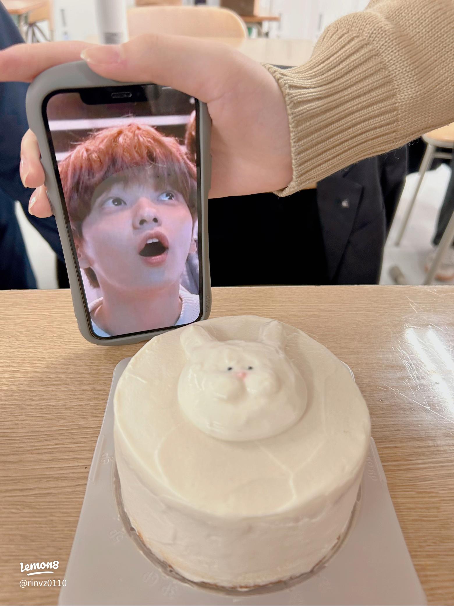 推しカラー 4つのリボンの散りばめセンイルケーキ 4号12cmリボンセンイルケーキ誕生日記念日推し活バースデースイーツギフトセンイルケーキ ୨୧ リボンつけるだけなので簡単にできた❕センイルケーキ推しケーキ手作りケーキお誕生日ケーキ