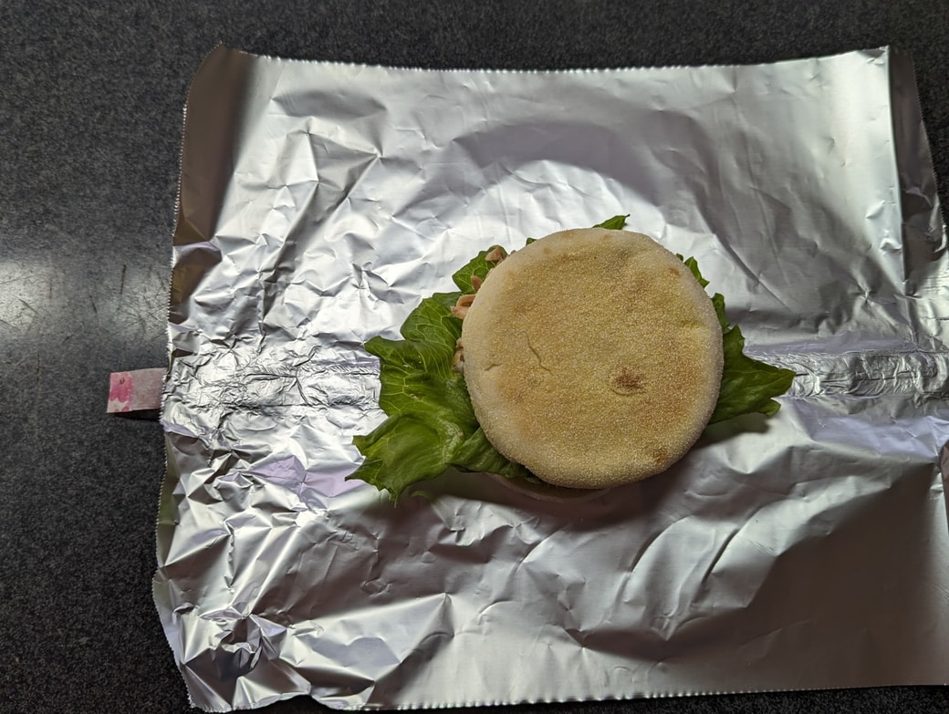 100均のプリントアルミホイルの活用法８選！驚きのキャンプ活用法も調理器具・食器BE-PAL キャンプ、アウトドア、自然派生活の情報源ビーパル