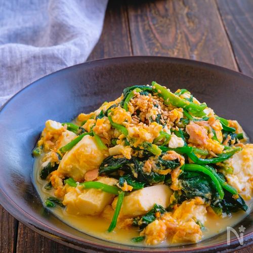 ほうれん草とコーンとツナの炒め物、調理シーンのアップ。の写真素材239299737- イメージマート