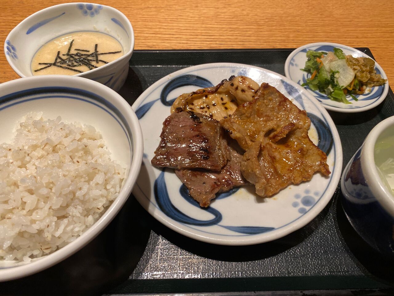 ☆こんばんは☆さつきさんちの夕飯 です！ 牛タン定食といえば、麦ご飯にとろろが定番 ？山芋が消化吸収を助けるということからだそうです。メロン🍈がようやく食べ頃になったので、デザートは🍈！牛タンねぎし の牛タン