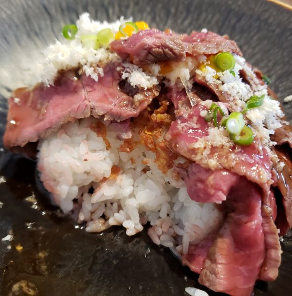 北海道産牛肉のステーキと牛そぼろが半分ずつの贅沢弁当「ステーキ くに美」ぶらりマップ