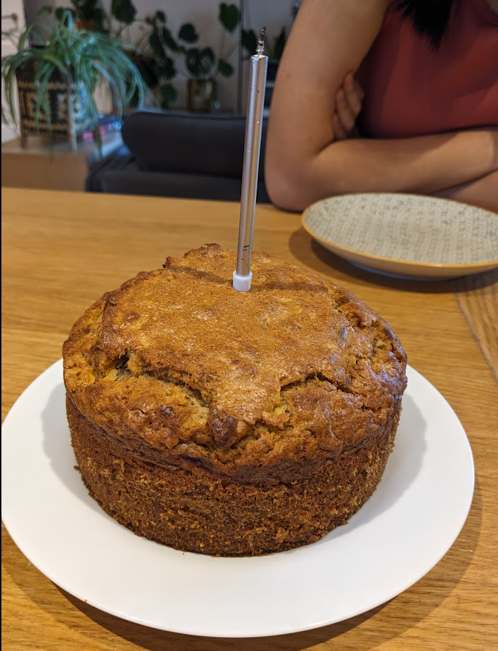 チョコレートブラウニー🍫 ブリティッシュベイクオフで有名なメアリーベリーさんのレシピ本を、最近イギリスからお取り寄せしました🇬🇧本当に家庭のお菓子という感じの、素朴な見た目だけどすごーく美味しそうなお菓子のレシピがずらっと並んでいて、これこそわたしが