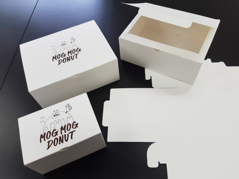 ストロベリードーナツを描いてみました🎨 いつも行く雑貨屋さんにある、イラスト入りのオシャレなパッケージデザインに憧れて、よくわからないものの、イラストに英文を添えてみました💦🙇今までずっと何を入れるか決められなくて引き出しの奥にしまっていた額をついに