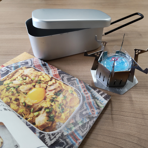 楽天市場不良品です！！ メスティン 9点 飯盒 セット キャンプ キャンプ用品 アウトドア 固形燃料 飯ごう 炊飯 バリ取り済み 蒸し 網 レシピケース カバー クッカー ソロキャンプ キャンプめし 登山 2合 風防 ウインドスクリーン : ラフマーケット