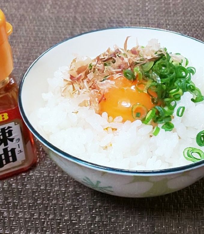 目玉焼き丼に合います やっぱりコレですね〜🤤目玉焼きtkg卵かけご飯 ちゃんと辛い ゴリゴリラー油ランチおうちごはんおつまみズボラ飯簡単レシピご飯のお供食べるラー油無添加万能調味料食塩無添加プチ贅沢お取り寄せグルメ贈り物