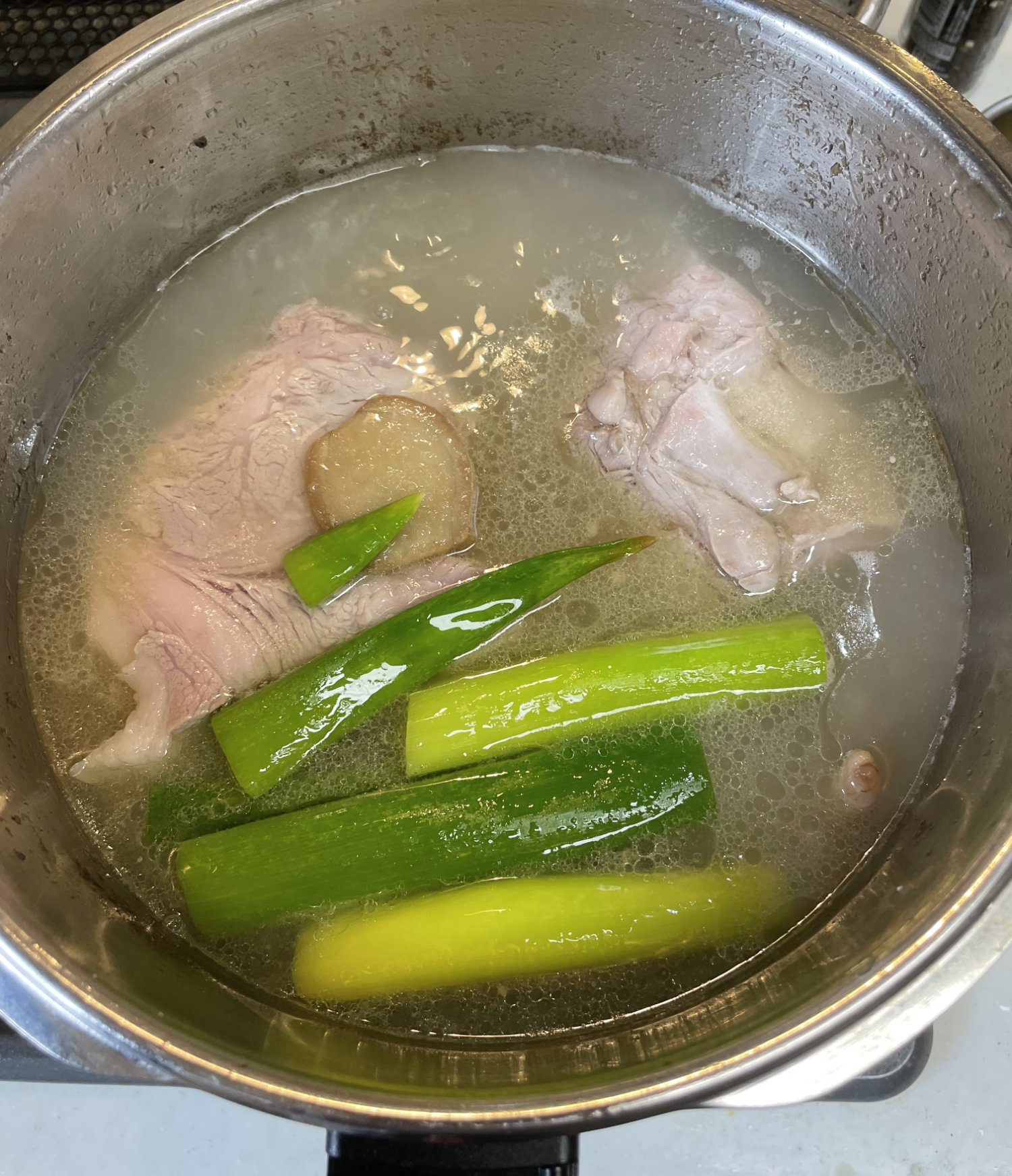 圧力鍋で鶏がらスープの作り方 美味しいラーメン出来ました。 - YouTube