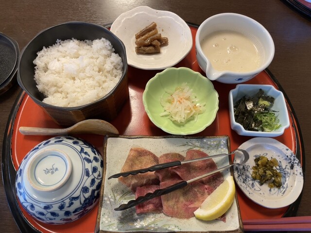 郷土料理、地元グルメ、仙台の牛タン。麦とろごはん とろろ汁 と牛テールスープ。牛タン定食。の写真素材78844334- PIXTA