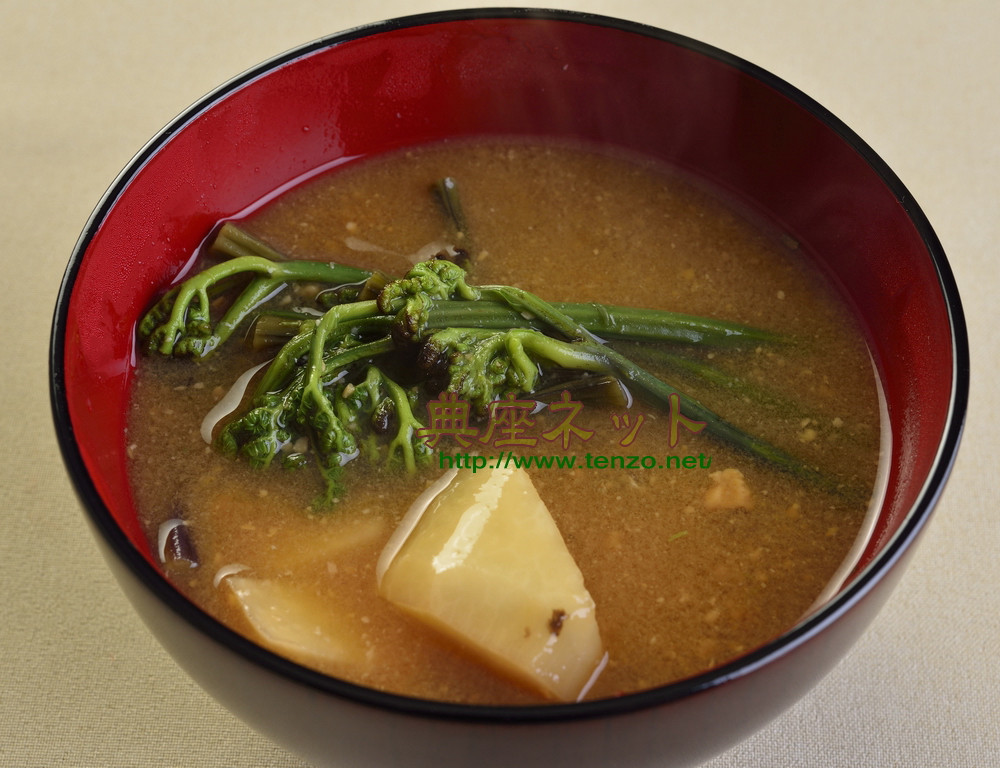 わらびとタケノコと油揚げの味噌汁