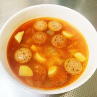 トマト缶なし、レンジで簡単。 野菜食べたい時に嬉しいミネストローネ。ケチャップ×コンソメ醤油のうま味で鍋で丁寧に煮て作るような味作れます玉葱1 4個、人参1 4本、じゃが芋1個に水大1かけ5分チン。水350ml、ケチャップ小4、コンソメ・醤油各小1、ベーコン1枚混ぜ5分