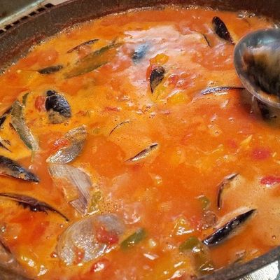 PEC bar de Espana〜黒ソイのサルスエラ〜 サルスエラ”は、スペイン東北部カタルーニャ地方の郷土料理。 魚介をたっぷり使った ブイヤベースのようなものです。 ブイヤベースと違い香辛料のサフランが入っているのが特徴です。 濃厚なスープと一緒に魚介を。Instagram